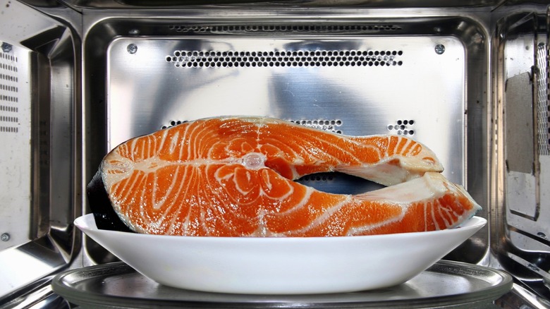 Fish defrosting in microwave