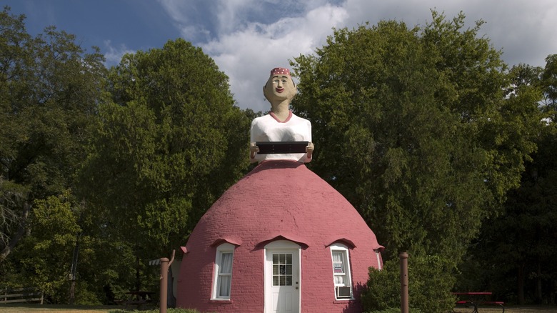Mammy's Cupboard exterior showing brick-and-stucco woman in a red hoop skirt