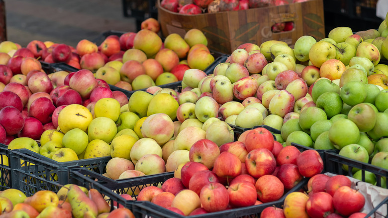 Different apple varieties in crates