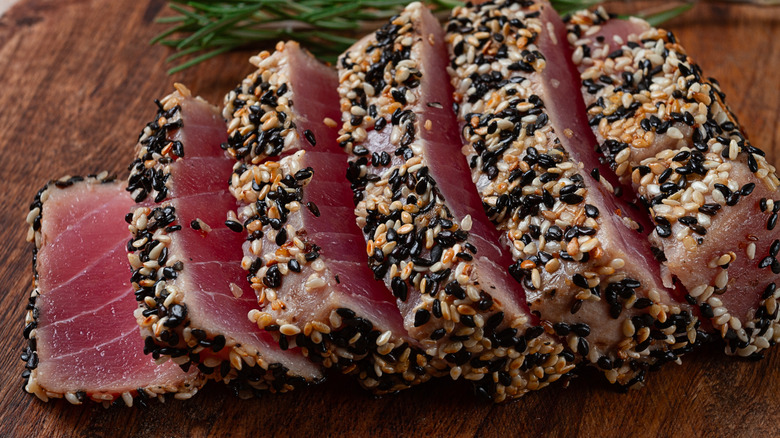 Sesame-incrusted tuna steak.