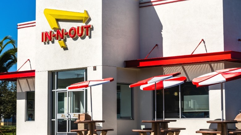 The exterior of an In-N-Out fast food burger restaurant.
