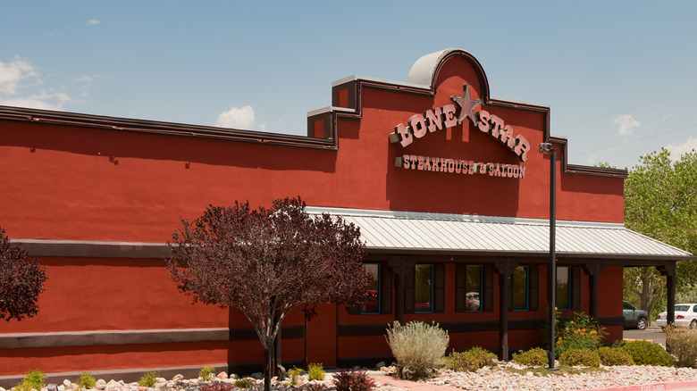 Exterior of a dark orange Lone Star Steakhouse and Saloon