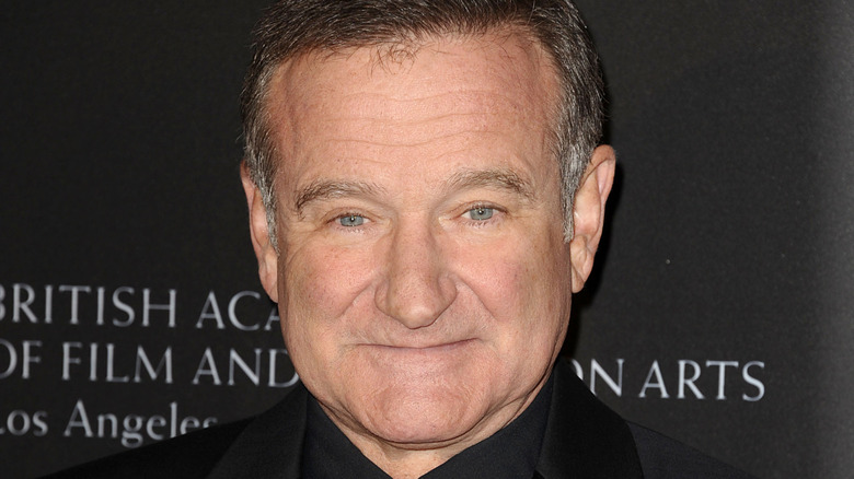 Robin Williams looking into the camera at a red carpet event
