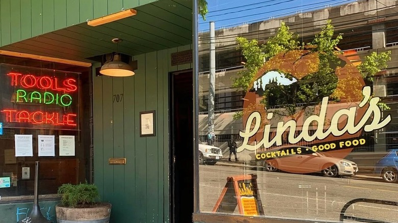 The outside of Linda's Tavern