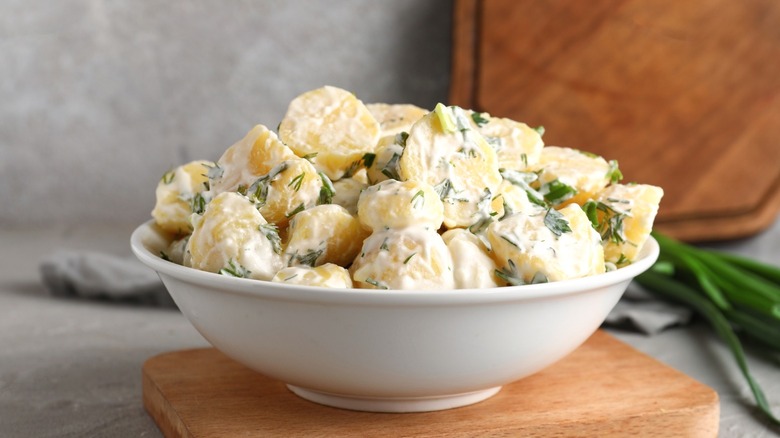 A bowl of potato salad.