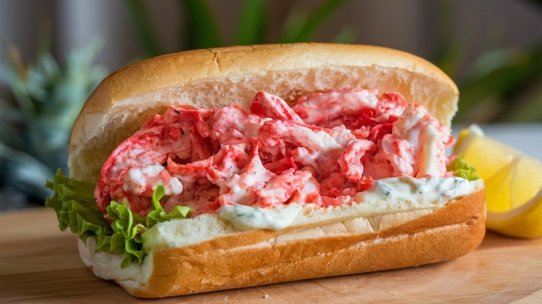 lobster roll sandwich