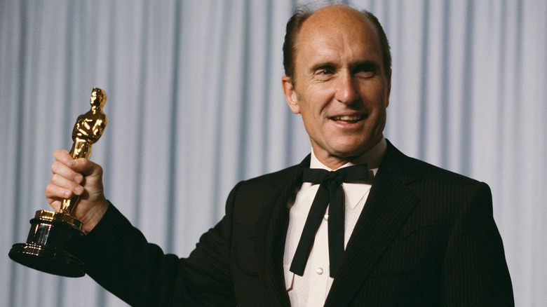 Robert Duvall holding Oscar award