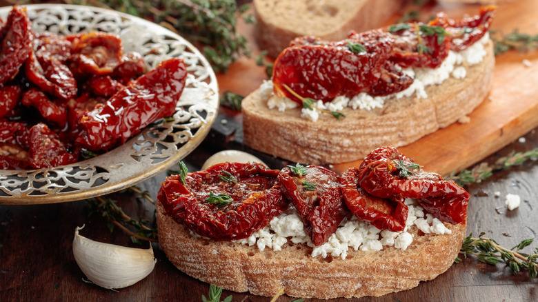 Bread with sun-dried tomatoes.