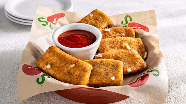 Chili's Fried Mozzarella plated with dipping sauce