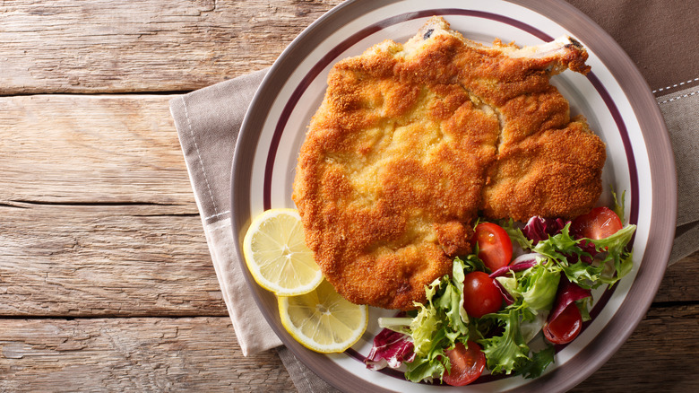 Veal Milanese with salad and lemon slices
