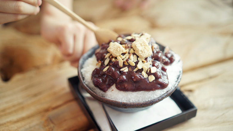 eating patbingsu with wooden spoon