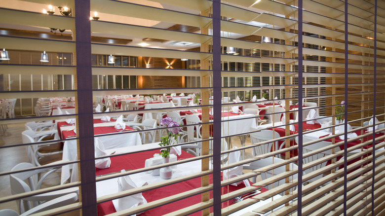 restaurant window blinds