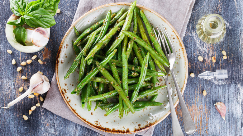 green beans side dish with basil and garlic