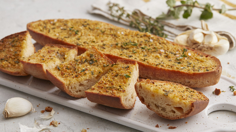 garlic bread on cutting board
