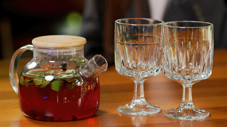 tea with wine and berries