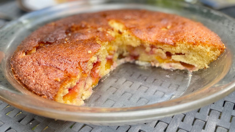 Peach cake in a pie pan on a picnic table