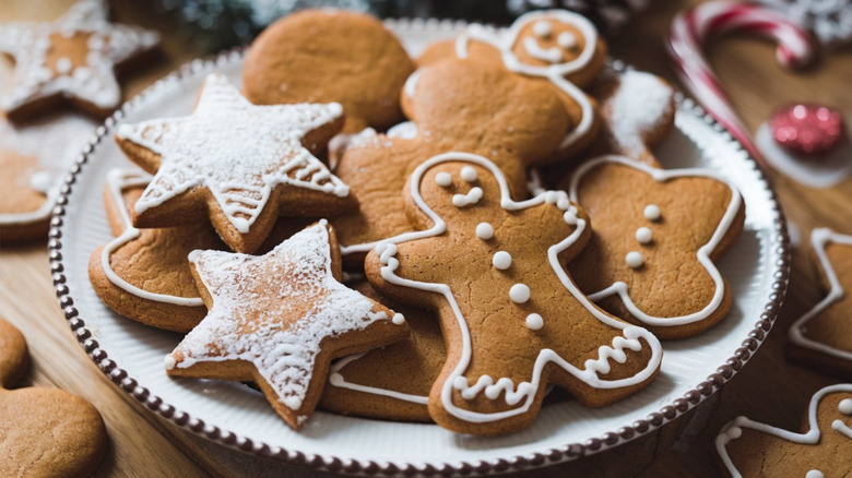 A pate of iced gingerbread cookies
