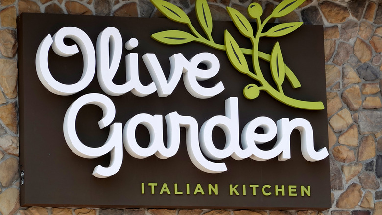 Olive Garden restaurant sign on the outside of the building.