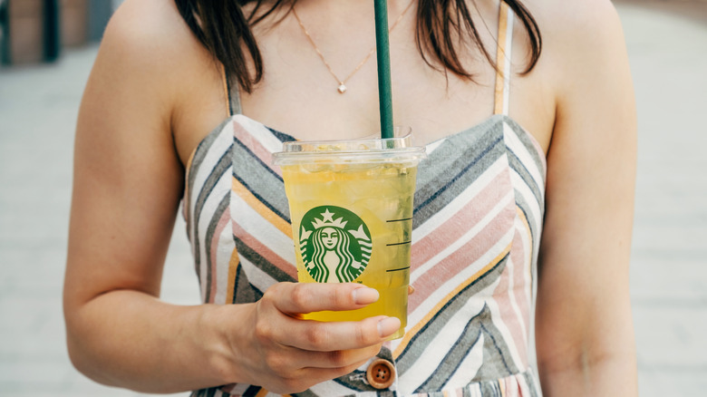 Someone holding a Starbucks lemonade in her hand