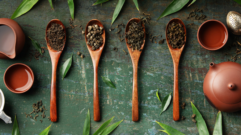 Assorted looseleaf black teas in wooden spoons