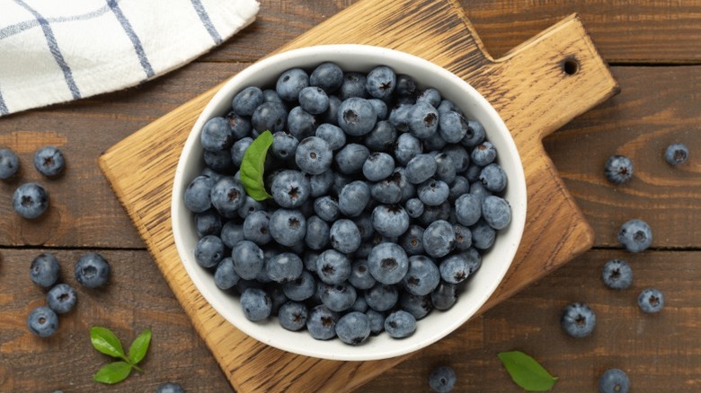 A bowl of blueberries