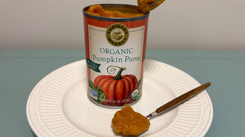 An open can of Farmer's Market brand organic pumpkin puree