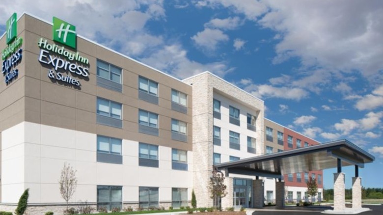 A four-story Holiday Inn Express with a carport.