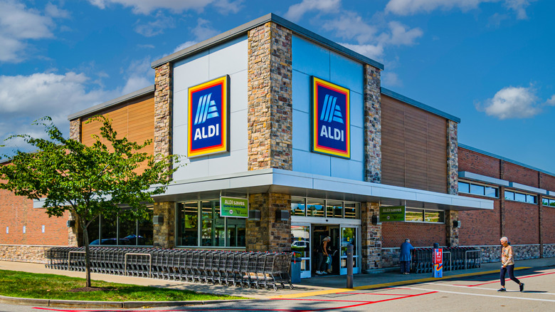 Aldi grocery store exterior