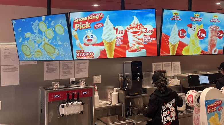 A screen showing desserts at Mixue