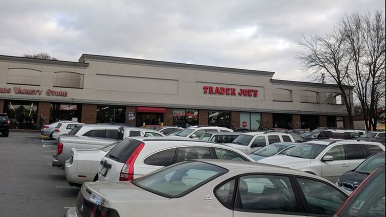 Congested parking lot at Trader Joe's in Midtown Atlanta (Monroe Dr), Georgia