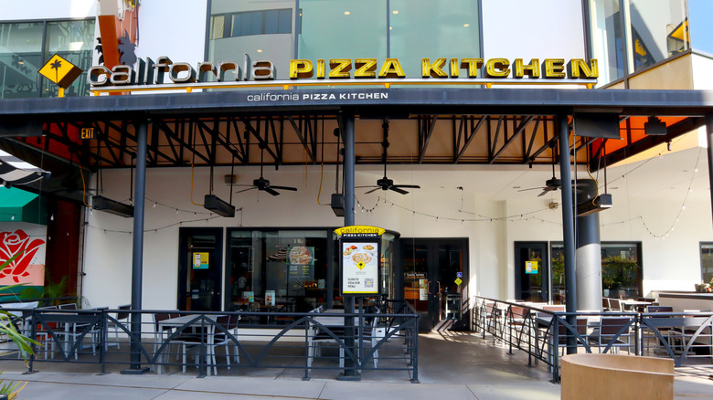 A California Pizza Kitchen with an emoty outdoor area on a sunny day.
