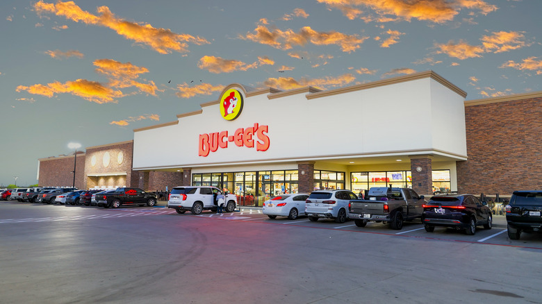 Buc-ee's location at sunset with cars in front