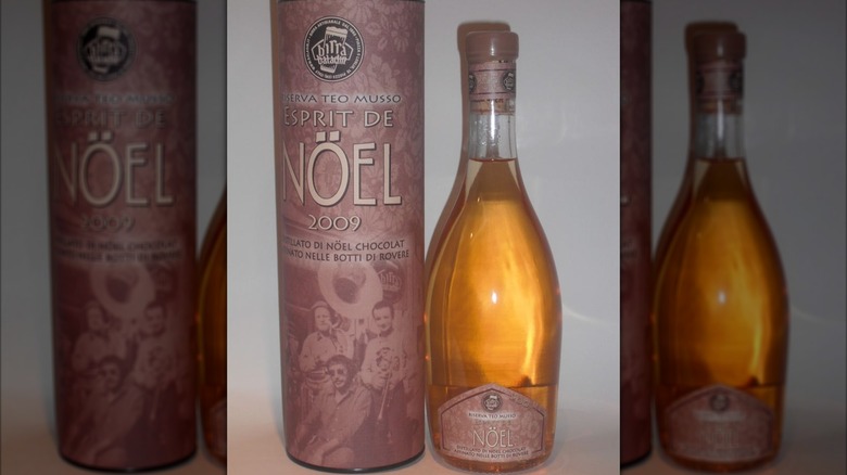 Bottle of Esprit de Noel next to its circular case