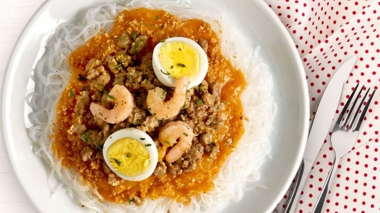 A white plate full of Palabok Fiesta from Jollibee.