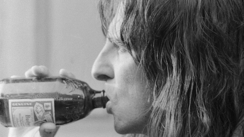Alice Cooper drinking a beer in the 1970s