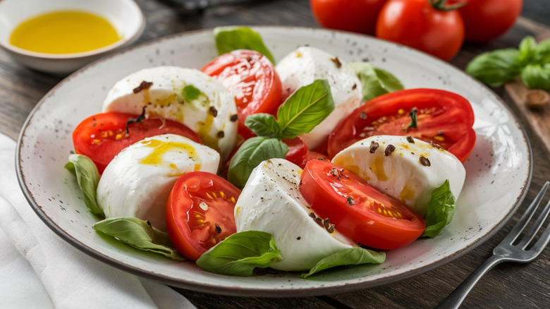 Tomato, mozzarella, basil salad with pepper