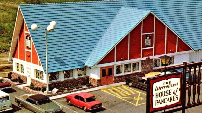 The exterior of an IHOP in the 1960s.