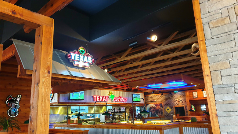 The interior of a Texas Roadhouse location with no customers in it.