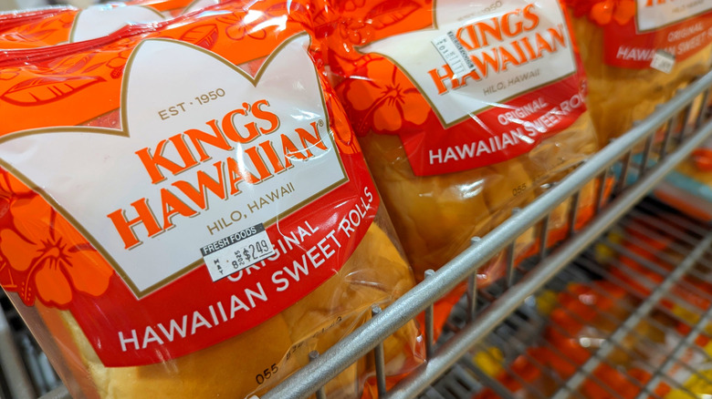 King's Hawaiian rolls on a store shelf