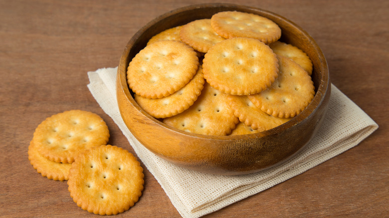 Ritz crackers in wood bowl on napkin