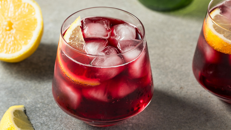 Boozy Cold Tinto De Verano Sparkling Wine with Lemon