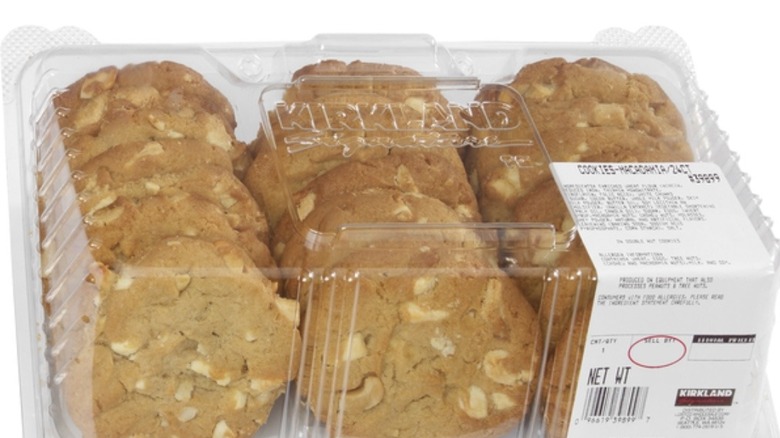 white chocolate and macadamia nut cookie
