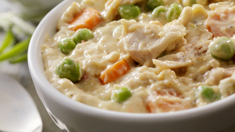 Diced chicken in a cream sauce with fresh vegetables