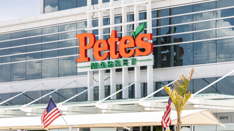 The exterior of a large Pete's Market location in Willowbrook, Illinois