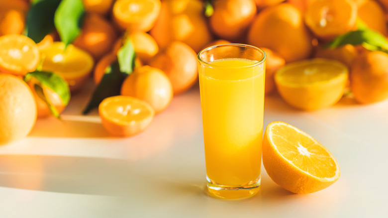 Glace of clementine juice with fruit