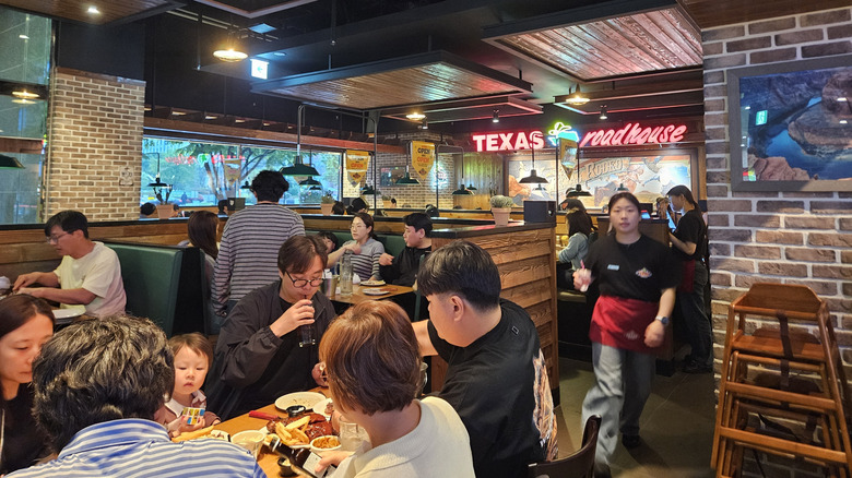 Texas Roadhouse dining room full of people eating