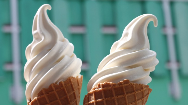 Vanilla soft serve (or "creemee")