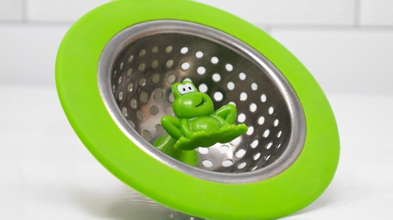 green sink strainer with frog design