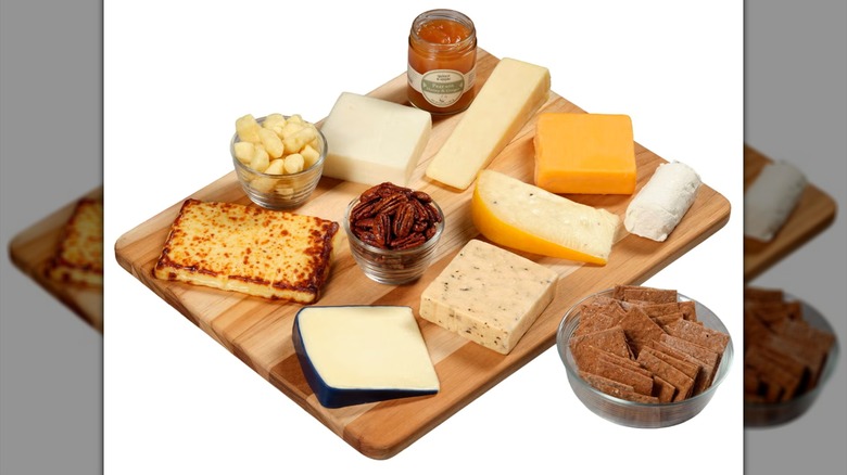 Fortune Wisconsin Select Cheeseboard Bundle on white background