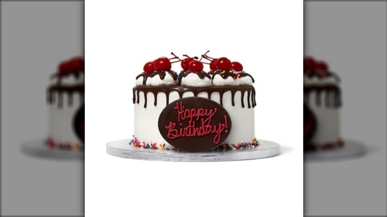 Publix Vanilla Crunch Ice Cream Pint Sundae Cake on a white background.